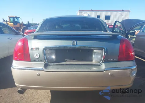 2005 Lincoln Town Car Signature Limited из США, поврежденный, VIN 1LNHM82W35Y651456